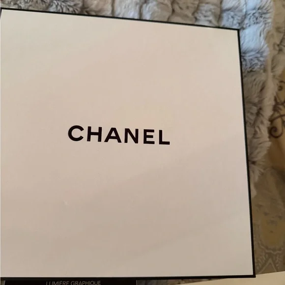 CHANEL Lumière Graphique Eyeshadow Palette - Black and Tan. - Picture 11 of 11